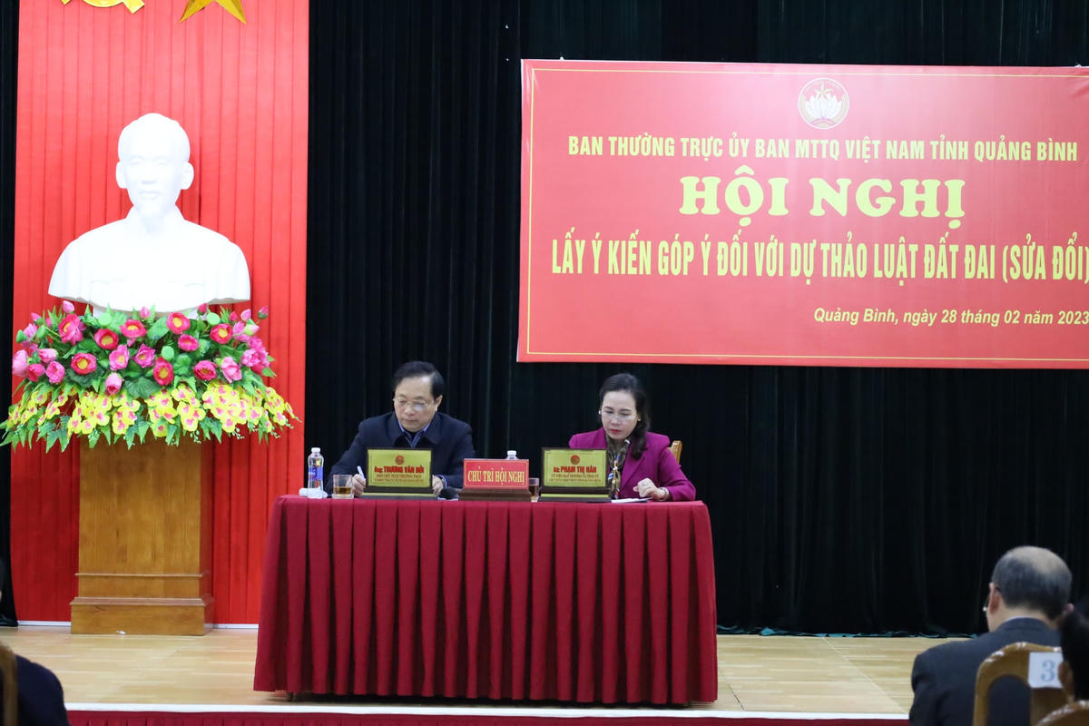 Bà Phạm Thị Hân, Chủ tịch Uỷ ban MTTQ tỉnh Quảng Bình và ông Trương Văn Hởi, Phó Chủ tịch chủ trì hội nghị.