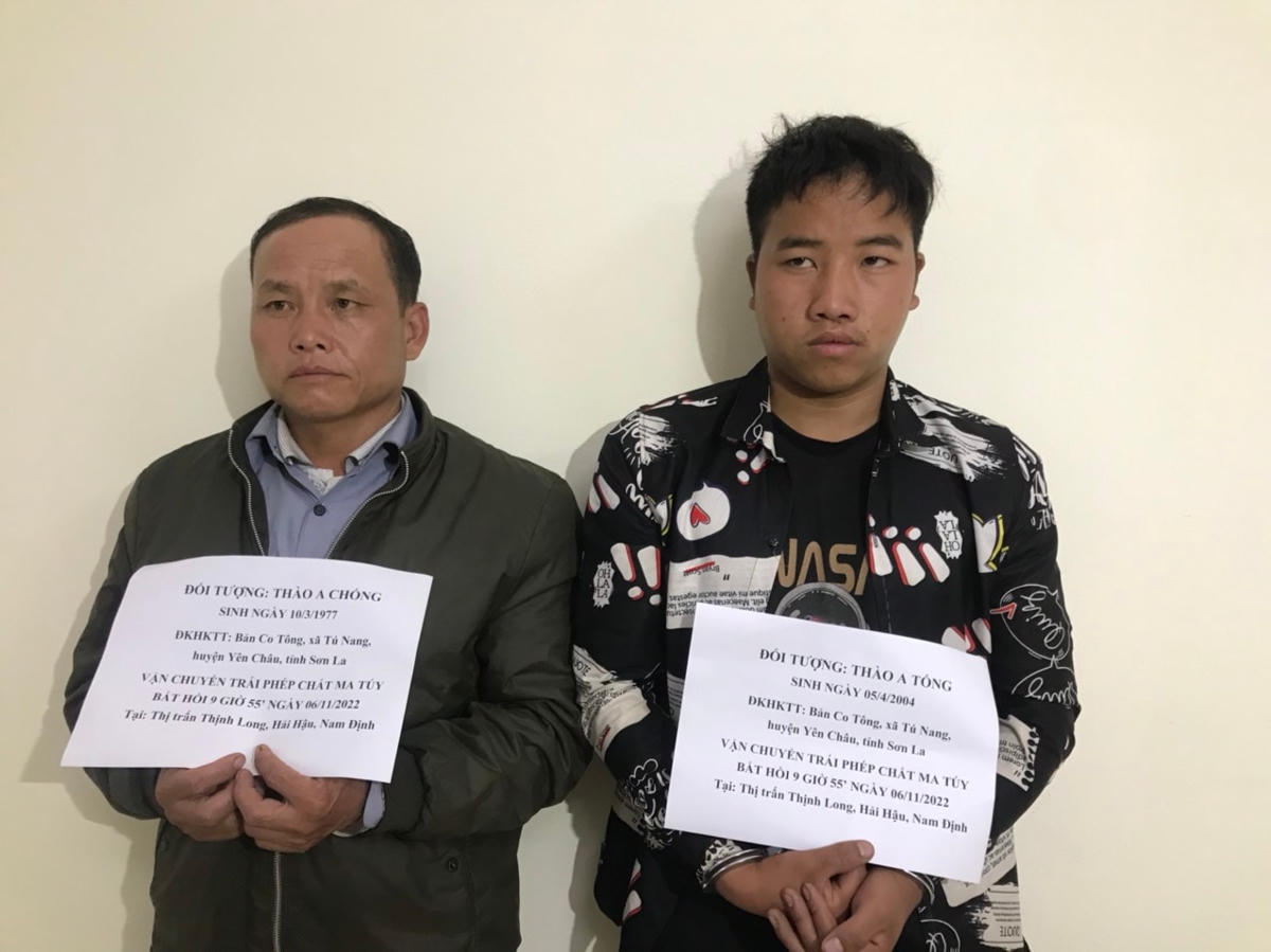 Trước khi vận chuyển thuê ma túy, Thào A Chống (bên trái) từng làm Công an viên xã và làm Trưởng bản.