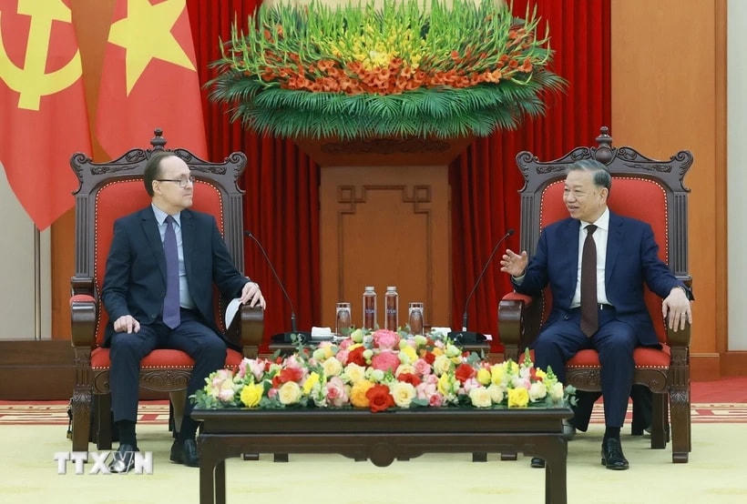 Tổng Bí thư Tô Lâm tiếp Đại sứ Liên bang Nga tại Việt Nam Gennady Bezdetko. (Ảnh: Thống Nhất/TTXVN)