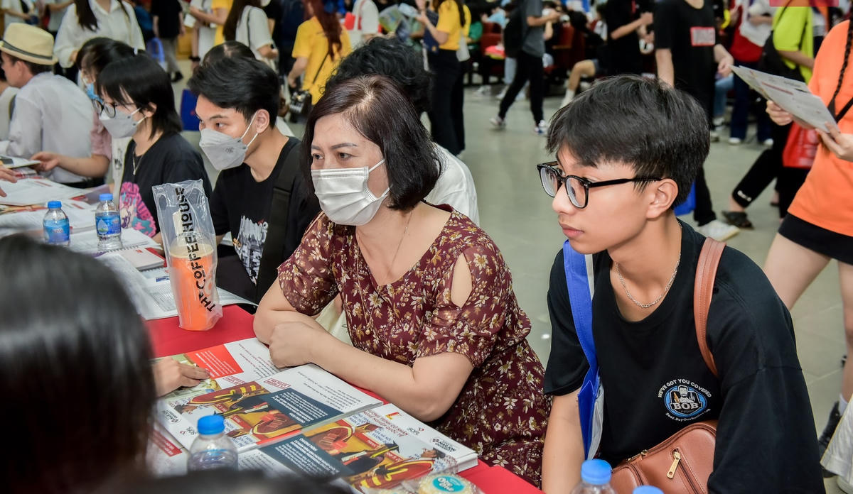 Thí sinh và phụ huynh tham gia Ngày hội tư vấn tuyển sinh năm 2022.