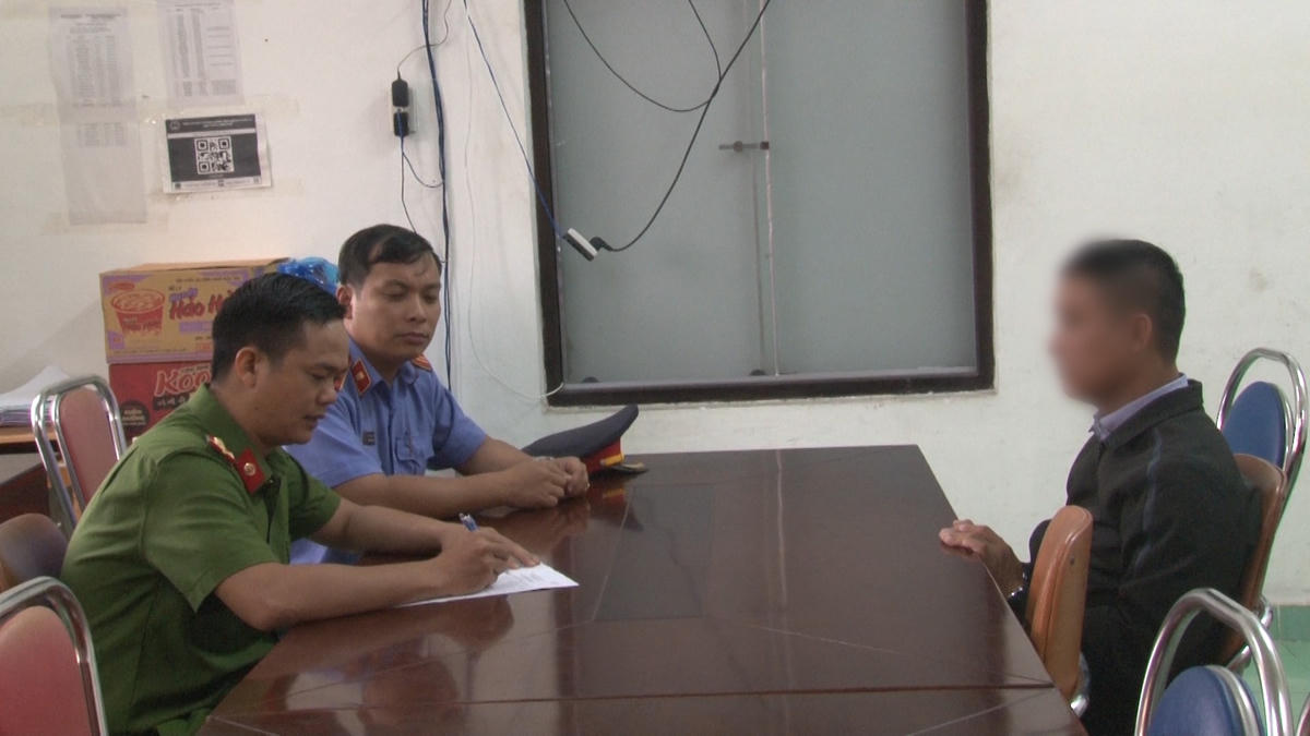 Đối tượng Nguyễn Trường Giang (bìa phải) làm việc với cơ quan Công an.