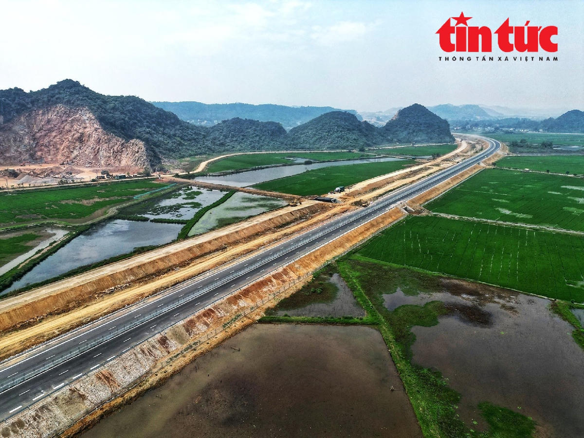 Tuyến cao tốc Mai Sơn - QL45 nhìn từ trên cao đẹp như dải lụa xuyên qua những cánh đồng Bắc Trung Bộ.