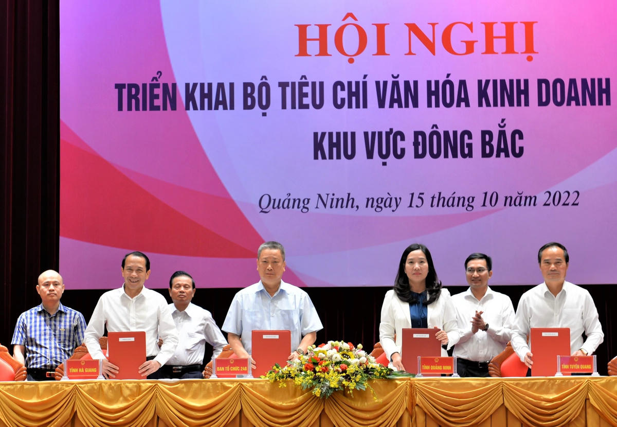 Đại diện các đơn vị, địa phương đã ký Chương trình phối hợp triển khai Bộ tiêu chí văn hóa kinh doanh Việt Nam.