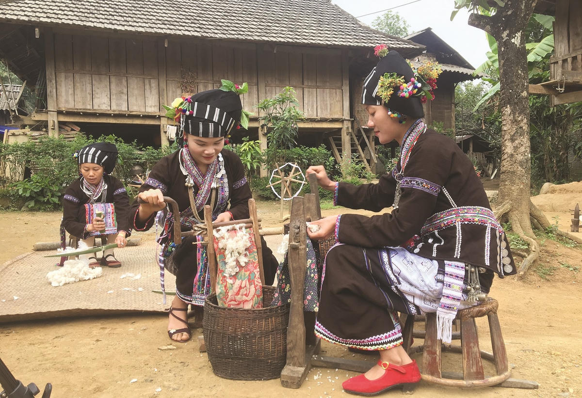 Cô gái Lự bên khung cửi.