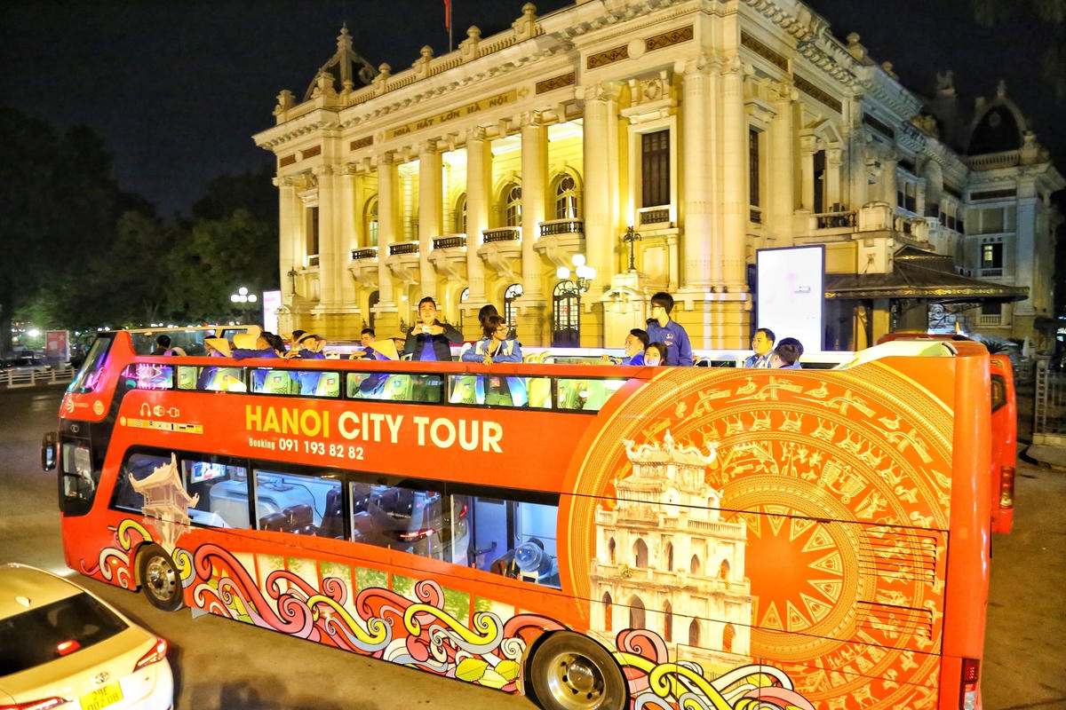 Đoàn đại biểu TNCS Hồ Chí Minh gồm 300 người sử dụng xe buýt 2 tầng để di chuyển thăm quan nhiều di tích lịch sử, danh lam thắng cảnh tại Hà Nội như: Lăng Bác, hồ Hoàn Kiếm, Nhà Hát lớn Hà Nội, Văn Miếu Quốc Tử Giám… Trong quá trình di chuyển, đại biểu được chiêm ngưỡng, nghe giới thiệu để hiểu hơn về các địa danh.