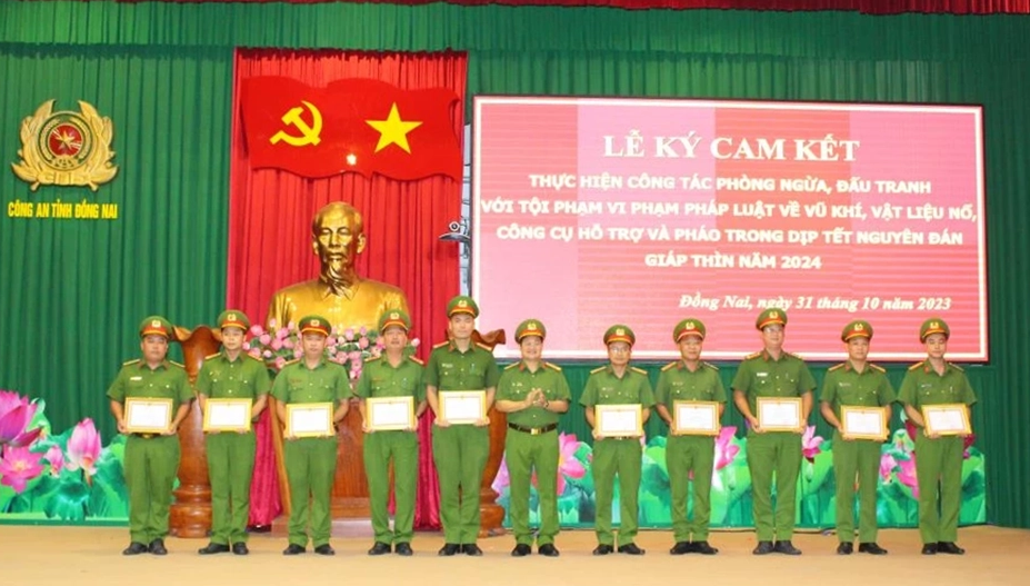 Công an tỉnh Đồng Nai khen thưởng nhiều tập thể, cá nhân có thành tích xuất sắc trong đợt cao điểm.