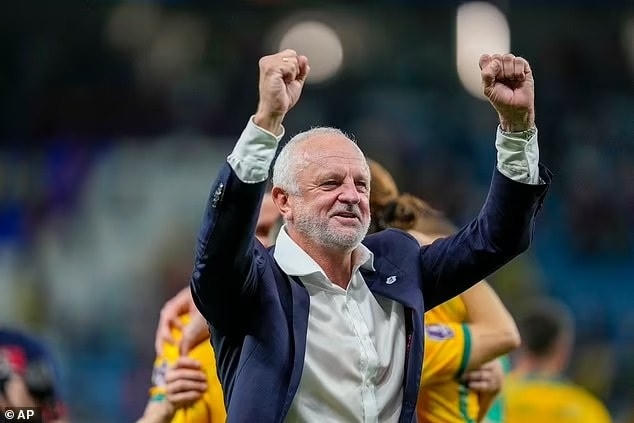 HLV Graham Arnold ghi dấu ấn lịch sử khi giúp Australia vượt qua Đan Mạch giành vé vào vòng 16 đội (Ảnh: AP).