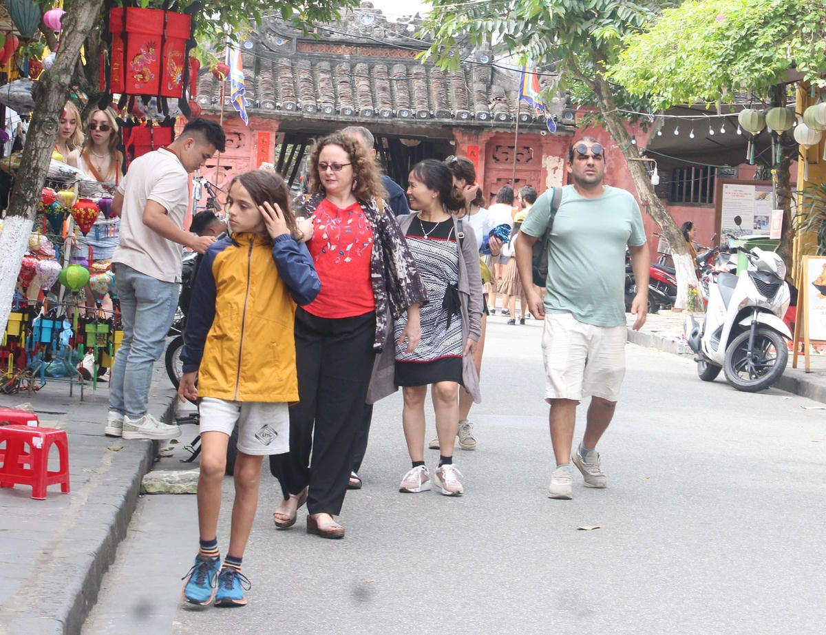 Du khách đi tham quan trên đường Trần Phú, TP Hội An.