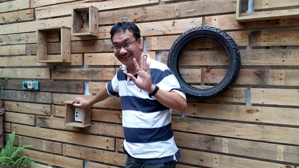 Xuất phát là bảo vệ, soát vé tại Nhà hát Tuổi trẻ, anh bén duyên và gắn bó lâu dài với sân khấu.