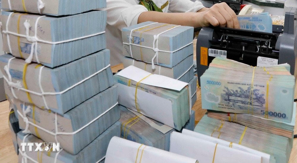 Khách hàng giao dịch tại Vietcombank chi nhánh Vĩnh Phúc. (Ảnh: Trần Việt/TTXVN) ttxvn-ngan-hang-nha-nuoc-chi-dao-co-cau-lai-thoi-han-tra-no-va-giu-nguyen-nhom-no-4895.jpg