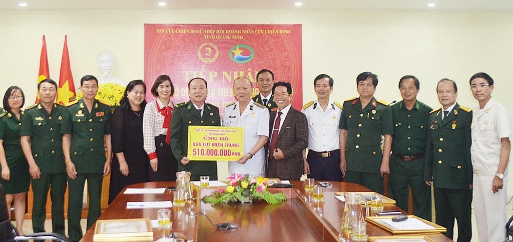 Hiệp hội Doanh nghiệp CCB tỉnh bàn giao 510 triệu đồng quyên góp ủng hộ đồng bào miền Trung bị ảnh hưởng do bão, lũ. Ảnh: D.T.