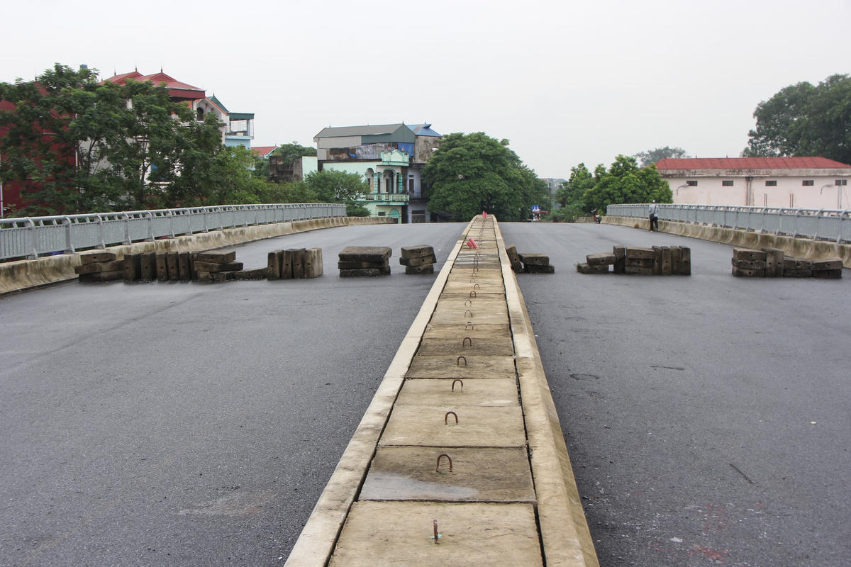 Hà Nội: Cầu trăm tỷ 'dang dở' vì chưa bố trí đất tái định cư cho 6 hộ dân
