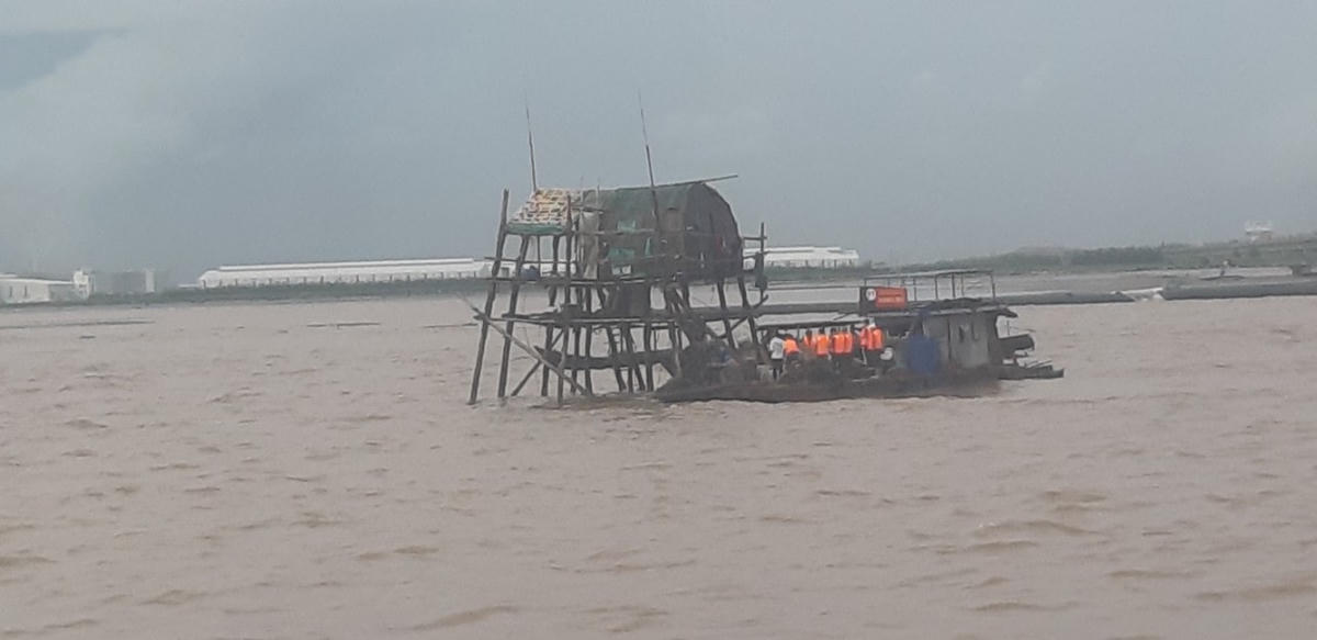 Lực lượng cưỡng chế, di dời chòi ngao ra khỏi khu vực vi phạm.