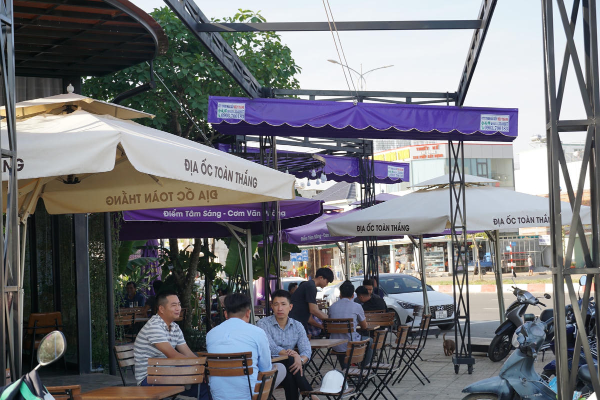 Một quán cà phê có đông khách thưởng thức. Ảnh: Mạnh Thìn.