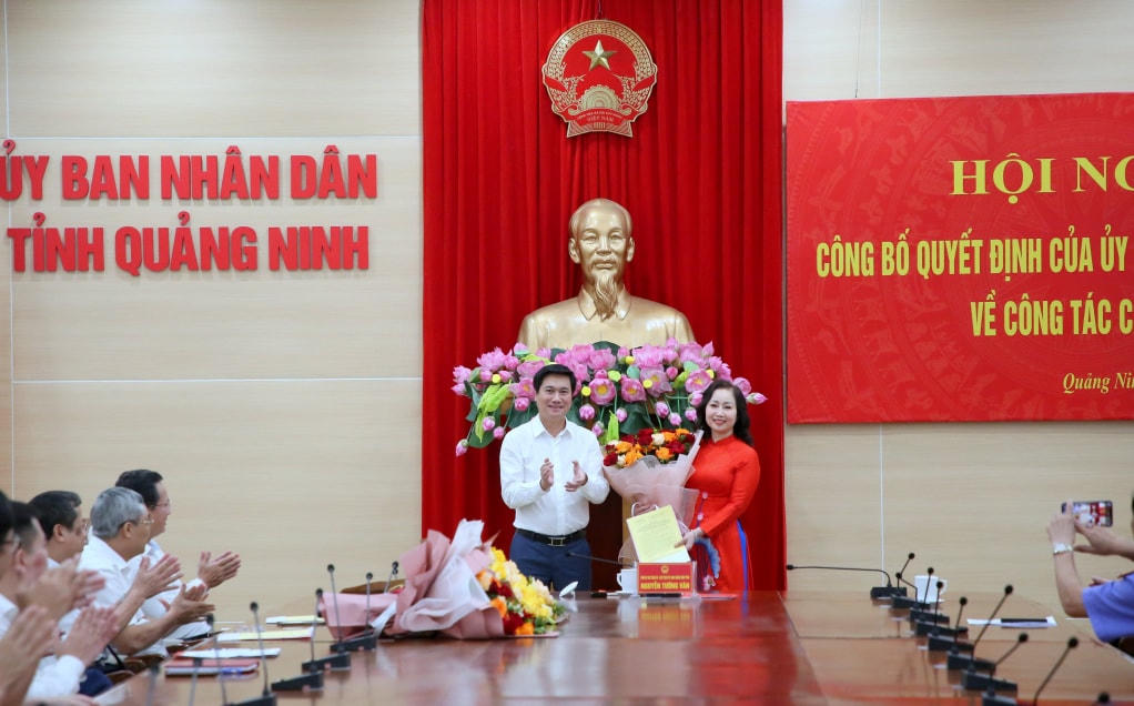 Chủ tịch UBND tỉnh Quảng Ninh trao quyết định về việc tiếp nhận và bổ nhiệm có thời hạn bà Trần Thị Hương giữ chức vụ Phó Chánh Thanh tra tỉnh Quảng Ninh. Ảnh: QMG.