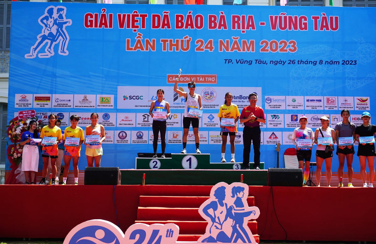 Trao giải toàn đoàn cho các đơn vị tham gia. Ảnh: Mạnh Thìn. 