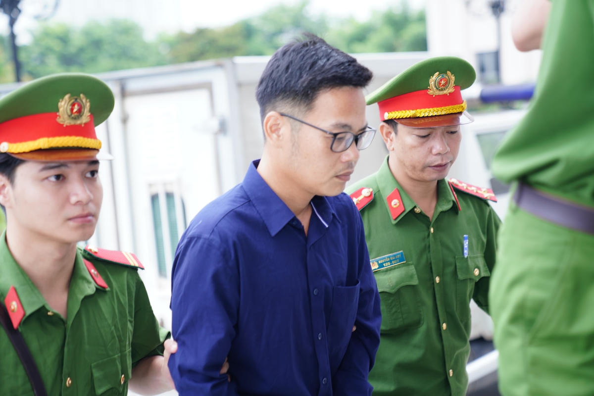 Cáo trạng thể hiện, việc trồng, chăm sóc cây xanh phải áp dụng hình thức đấu thầu nhưng năm 2016, khi ông Nguyễn Đức Chung lên làm Chủ tịch UBND TP.Hà Nội, đã ra Thông báo số 32, yêu cầu dừng đấu thầu và thay bằng 