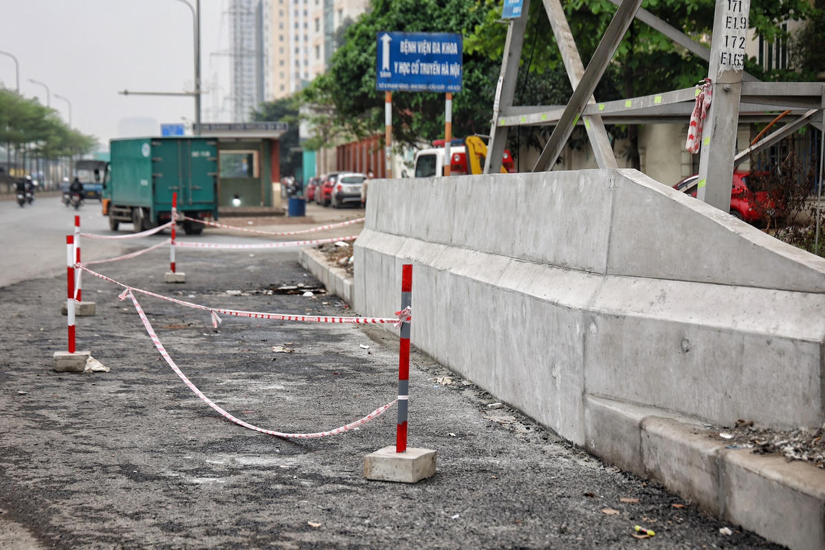 Theo thiết kế, mỗi bên cầu vượt Mai Dịch hiện tại sẽ được xây dựng một đơn nguyên cầu đô thị rộng 7,75m gồm: 1 làn xe cơ giới rộng 3,5m và 1 làn xe hỗn hợp rộng 3m, còn lại là dải an toàn và bó vỉa.