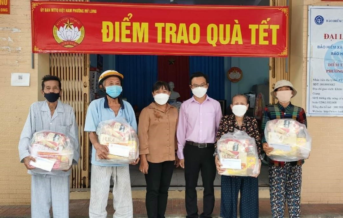 Bà Nguyễn Trương Diễm Chi trao quà Tết hỗ trợ hộ nghèo.