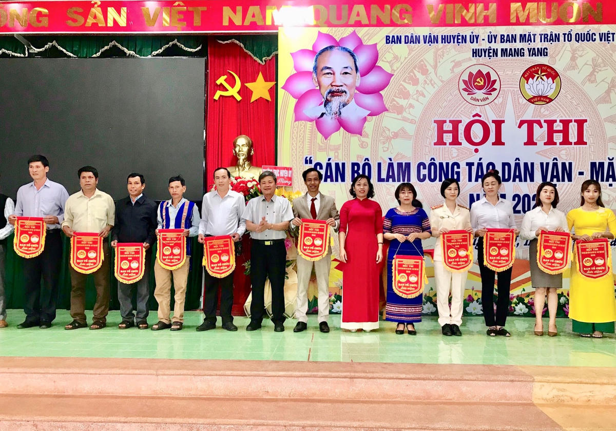 Phó Bí thư Thường trực Huyện ủy Mang Yang Nguyễn Văn Tha, trao cờ lưu niệm cho các đội tham gia Hội thi.