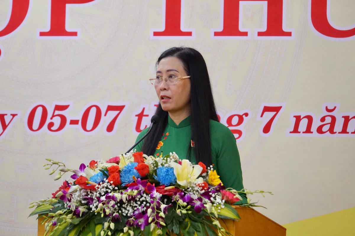 Bà Bùi Thị Quỳnh Vân, Bí thư Tỉnh ủy Quảng Ngãi phát biểu khai mạc kỳ họp.