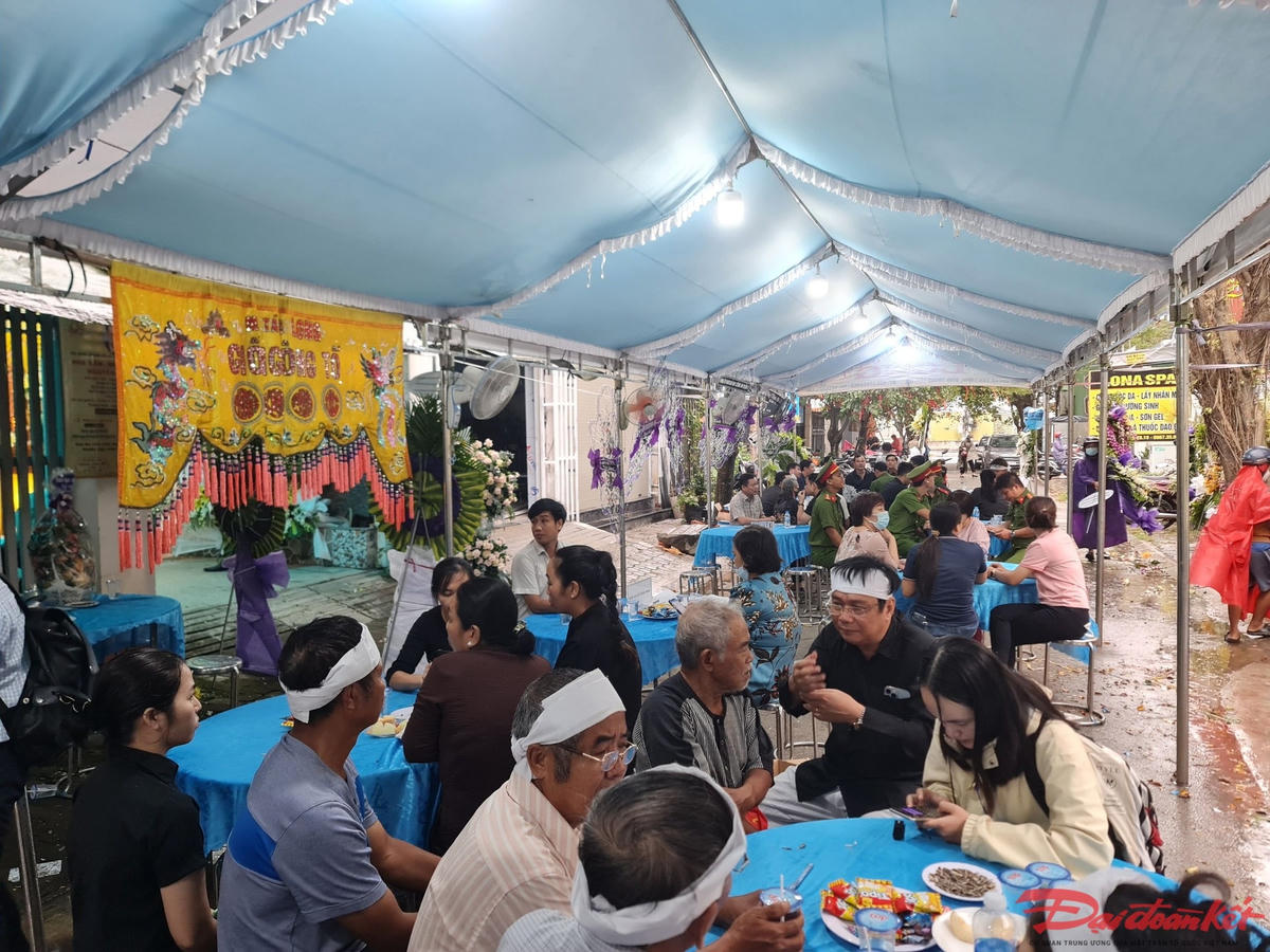 Đông đảo người dân trên địa bàn TP Thủ Đức, gia đình và bạn bè đến dự lễ viếng cố NGƯT Nguyễn Ngọc Ký tại tư gia số 12 đường 623D Khu Dân cư Nam Long, phường Phước Long B, TP Thủ Đức, TP HCM.