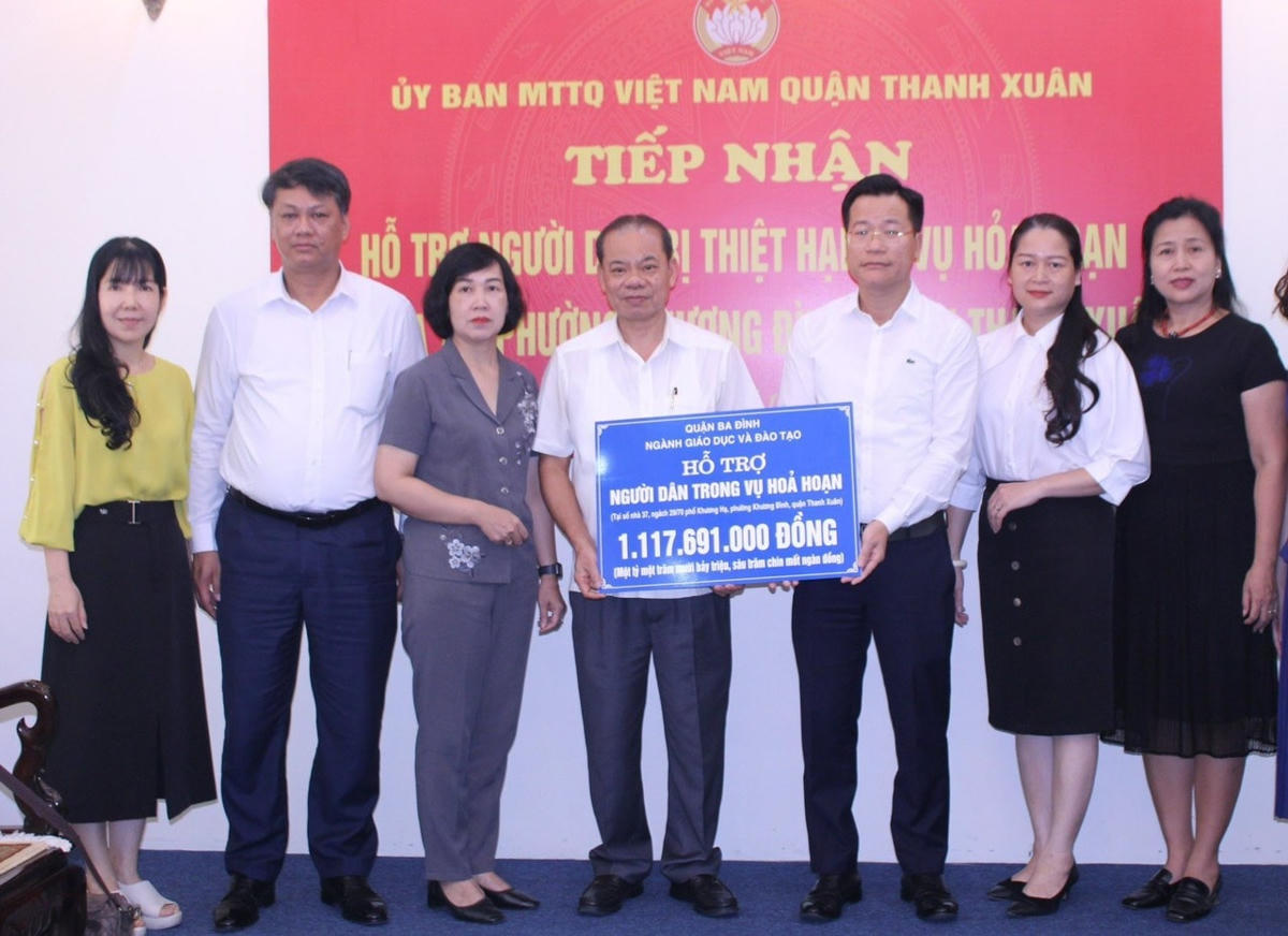 Quận Ba Đình hỗ trợ người dân trong vụ hỏa hoạn tại phố Khương Hạ, quận Thanh Xuân hơn 1,1 tỷ đồng.