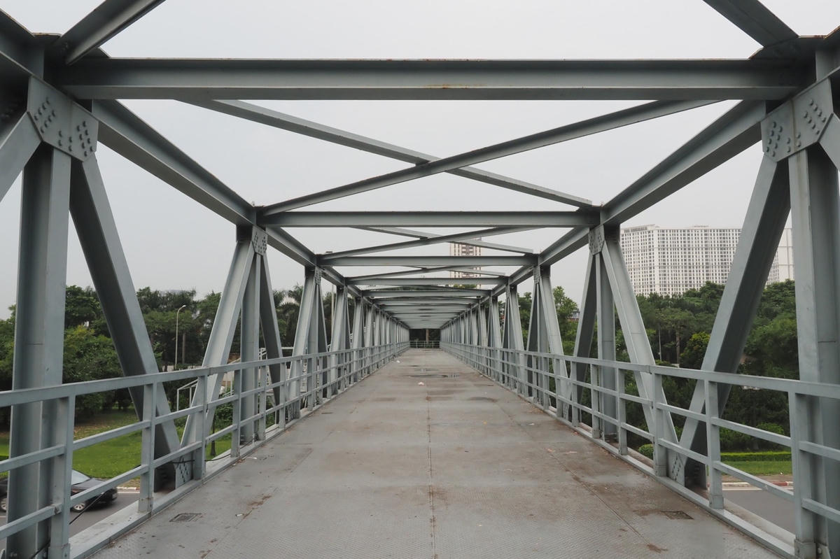 Tương tự, anh Bùi Huy Thể trú tại Cầu Giấy, Hà Nội chia sẻ, khi nhà thiết kế đã xác định có lối đi ở giữa cây cầu thì xung quanh lối đi đấy mình phải thiết kế làm sao cho hài hoà, thuận tiện cho người đi bộ có thể dễ dàng tiếp cận.