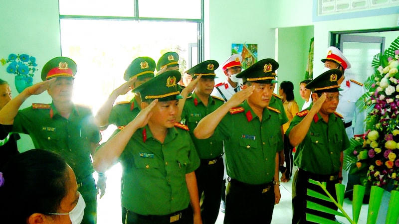 Thăng cấp hàm&nbsp;Đại úy cho Phó trưởng Công an xã hy sinh trong khi làm nhiệm vụ