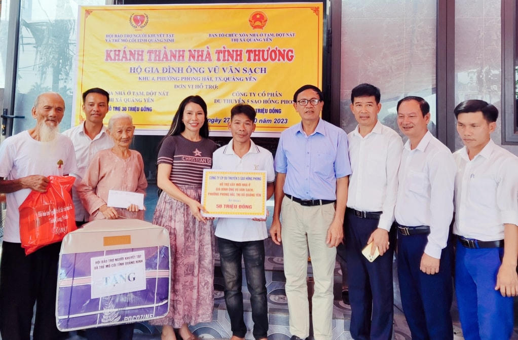 Đại diện nhà hảo tâm trao tặng 50 triệu đồng hỗ trợ hộ gia đình ông Vũ Văn Sạch (phường Phong Hải, TX Quảng Yên) để xây dựng nhà mới. 