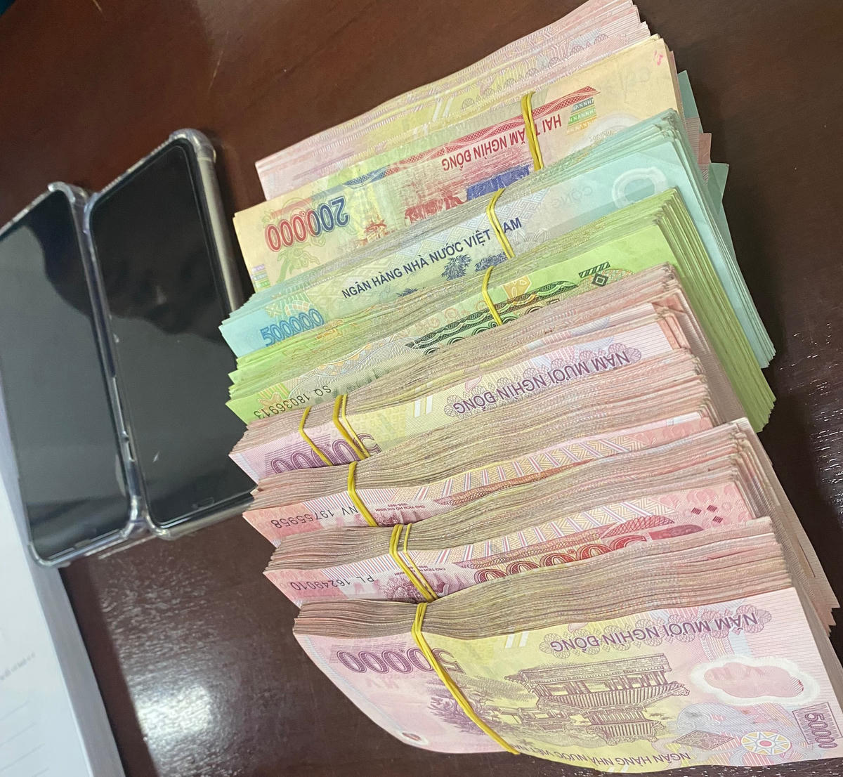 Tang vật liên quan đến vụ án.