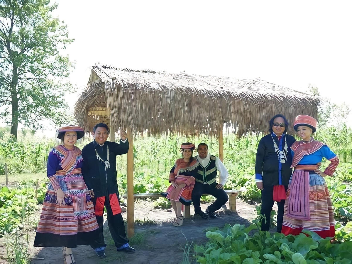 Những bộ trang phục của chị Chá được nhiều du khách nước ngoài yêu thích và lựa chọn.