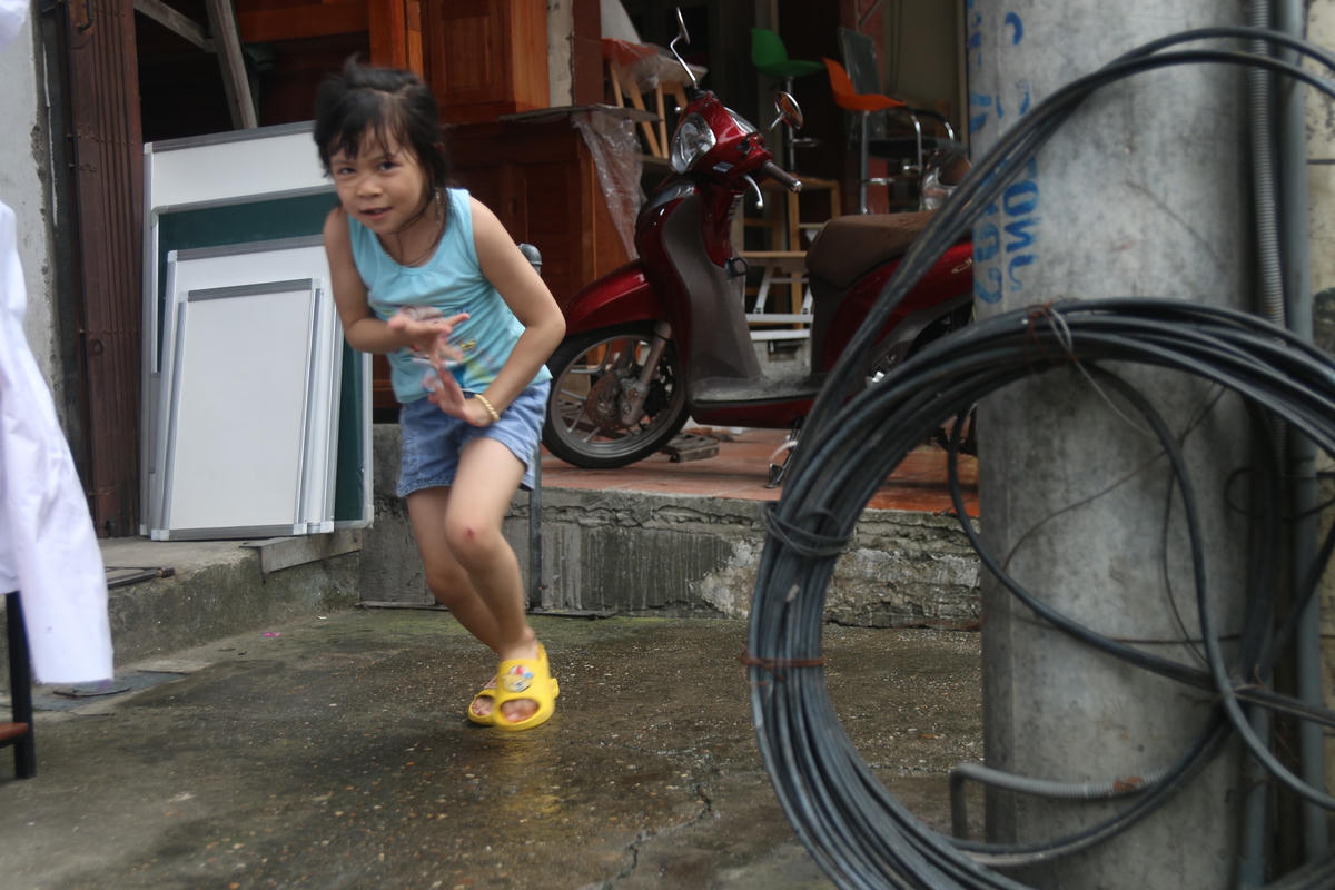 Trẻ con tại khu vực này không có vườn hoa hay sân chơi nên thường phải chơi trước khoảng sân chừng nửa mét trước nhà có rất nhiều những cột dây điện nguy hiểm.