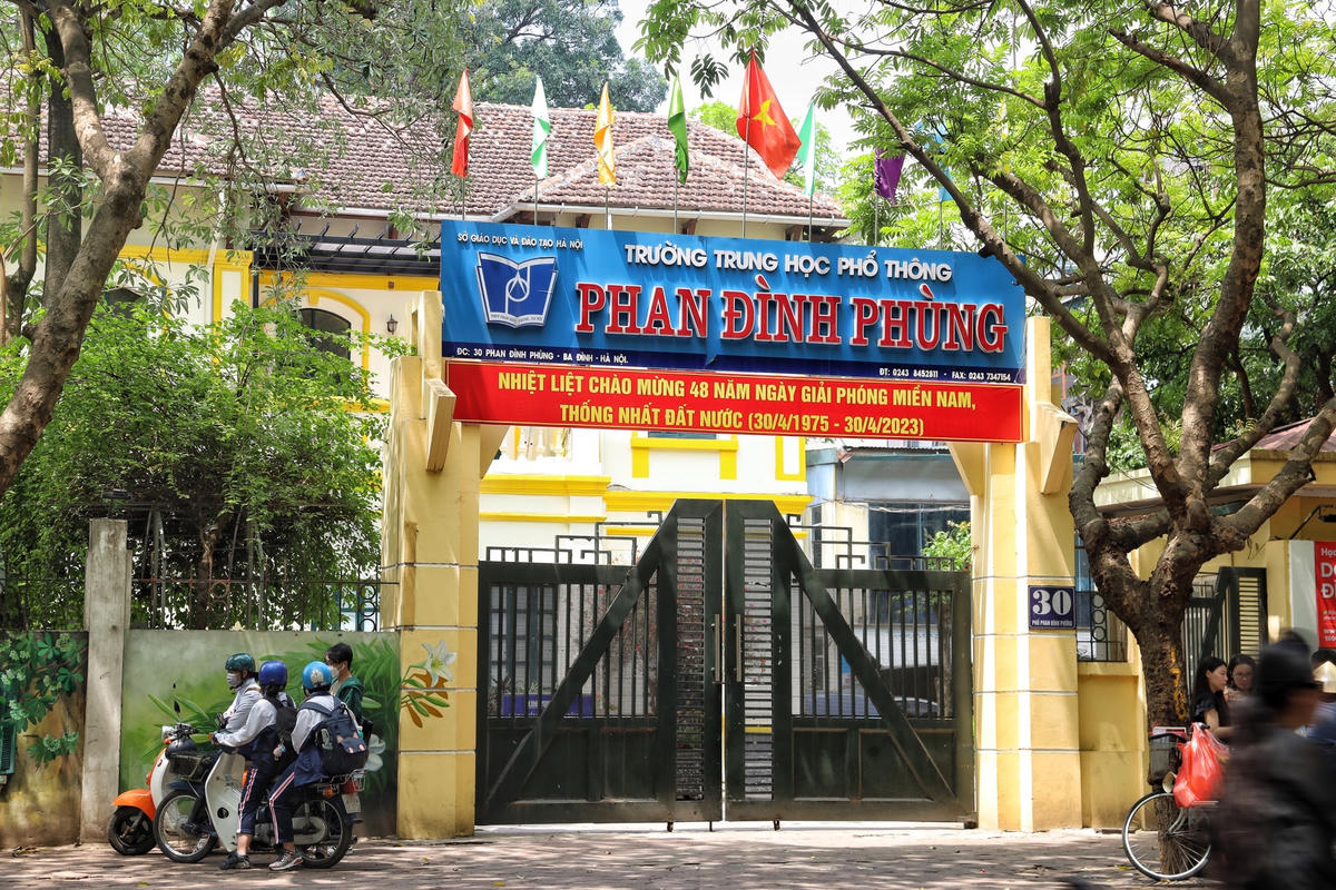  Trường THPT Phan Đình Phùng (30 Phan Đình Phùng, quận Ba Đình) ra đời vào năm 1923, mới đầu trường có tên là École Normale Supérieur Đỗ Hữu Vị, lấy tên theo phi công đầu tiên của Đông Dương.