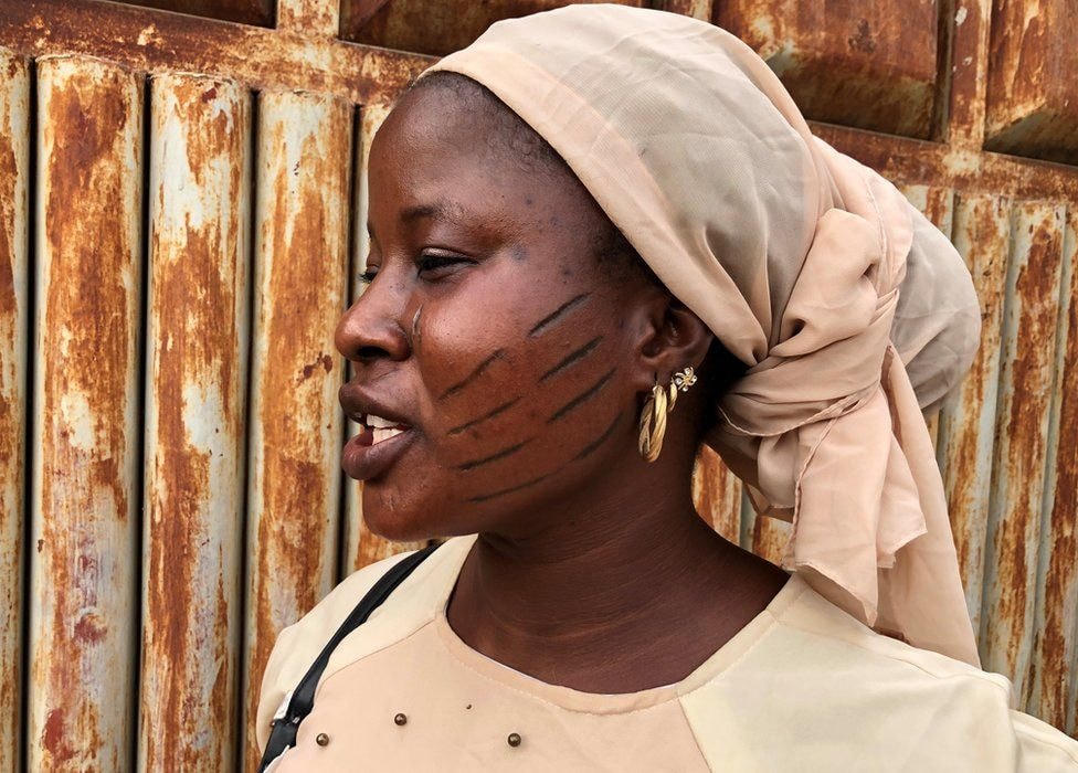 Không ít người dân Nigeria có những vết sẹo chằng chịt trên mặt.