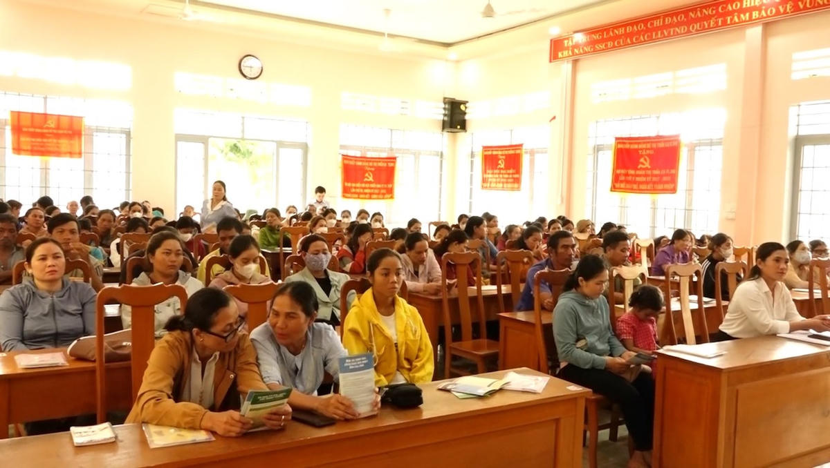 Người dân được cung cấp thông tin về tác hại của tảo hôn, hôn nhân cận huyết thống.