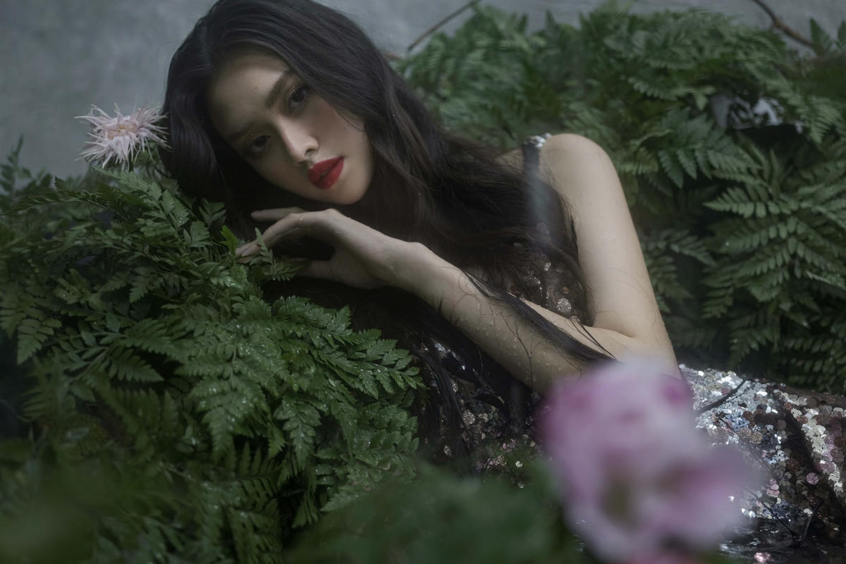 Á hậu Tường San xuất hiện trong bối cảnh ma mị. 