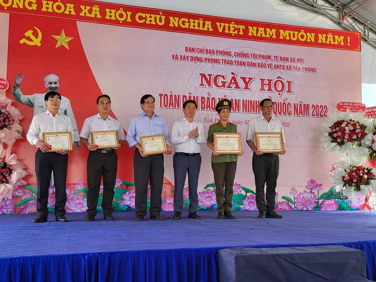 Phó Trưởng ban Tuyên giáo Trung ương Trần Thanh Lâm tặng Bằng khen của Bộ Công an cho các tập thể và cá nhân có thành tích xuất sắc trong phong trào Toàn dân bảo vệ an ninh Tổ quốc.