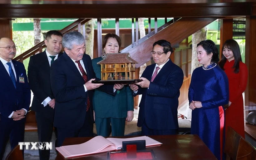 Thủ tướng Phạm Minh Chính tặng Thủ tướng Kyrgyzstan Adylbek Kasymaliev mô hình nhà sàn Bác Hồ. (Ảnh: Dương Giang/TTXVN)