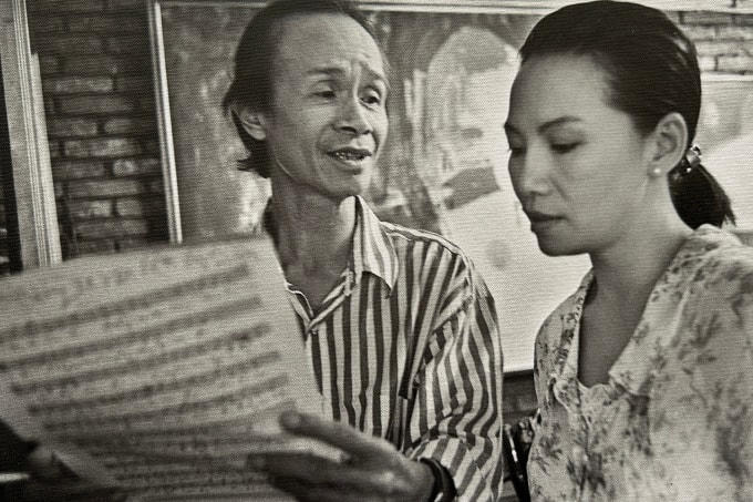 Trịnh Công Sơn tập hát cho em gái - ca sĩ Trịnh Vĩnh Trinh năm 1995.  