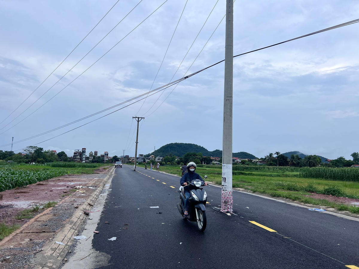 Những mảng vỡ của chiếc xe máy vương vãi tại hiện trường.