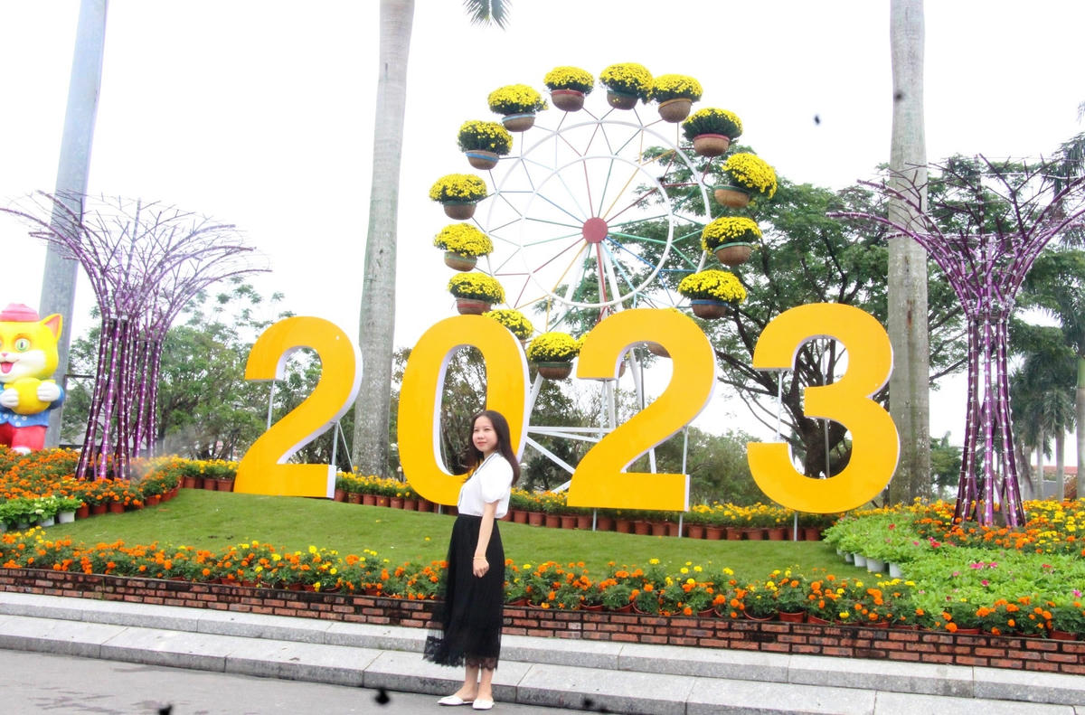 Bạn trẻ tạo dáng bên các loại hoa khoe sắc ở Quảng trường 24/3.