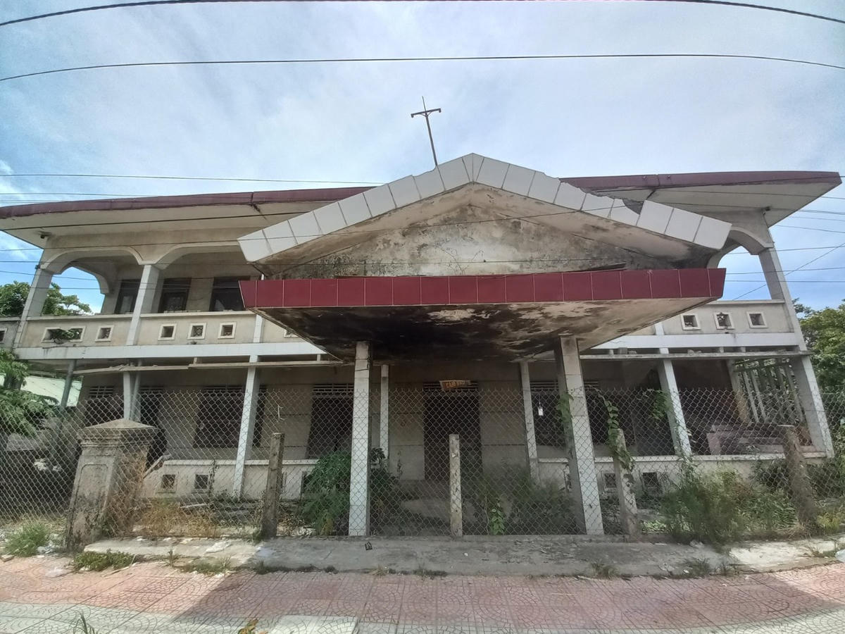 Sau nhiều năm di dời đến nơi làm việc mới nhưng TAND thị xã Hương Trà vẫn chưa trả lại đất trụ sở cũ cho địa phương.