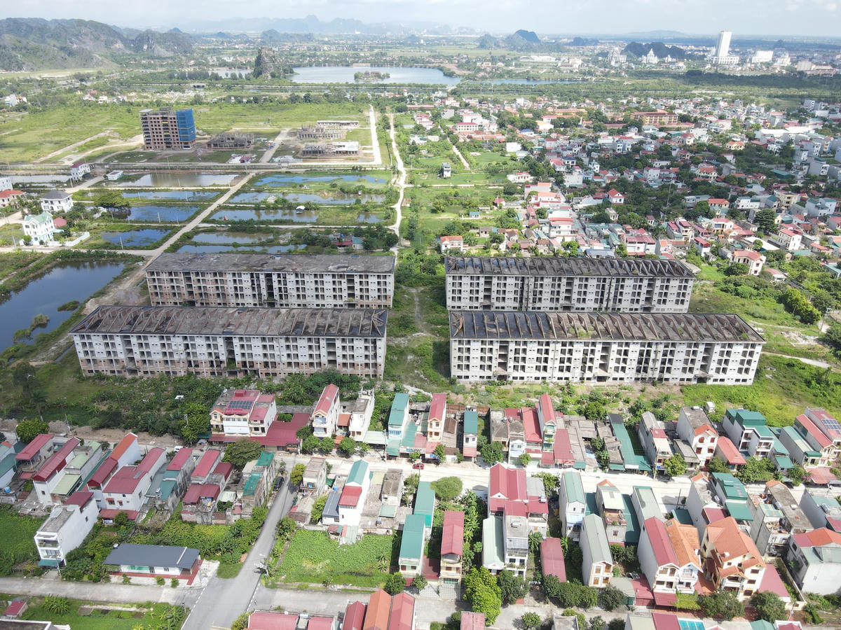 Dự án ký túc xá sinh viên tập trung là công trình trọng điểm của tỉnh Ninh Bình, được khởi công tháng 9/2009 với quy mô gần 11,3 ha ở xã Ninh Nhất, huyện Hoa Lư với tổng mức đầu tư hơn 862 tỷ đồng, trong đó, 835 tỷ đồng sử dụng nguồn vốn trái phiếu Chính phủ, còn lại là ngân sách địa phương, thời gian hoàn thành dự án đến năm 2013, chủ đầu tư là Sở Xây dựng Ninh Bình.