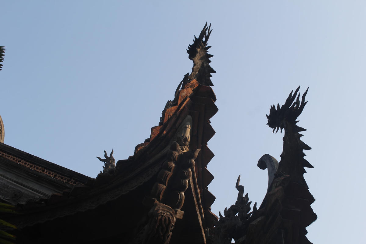 Mái đao chùa Tây Phương cong vút.  