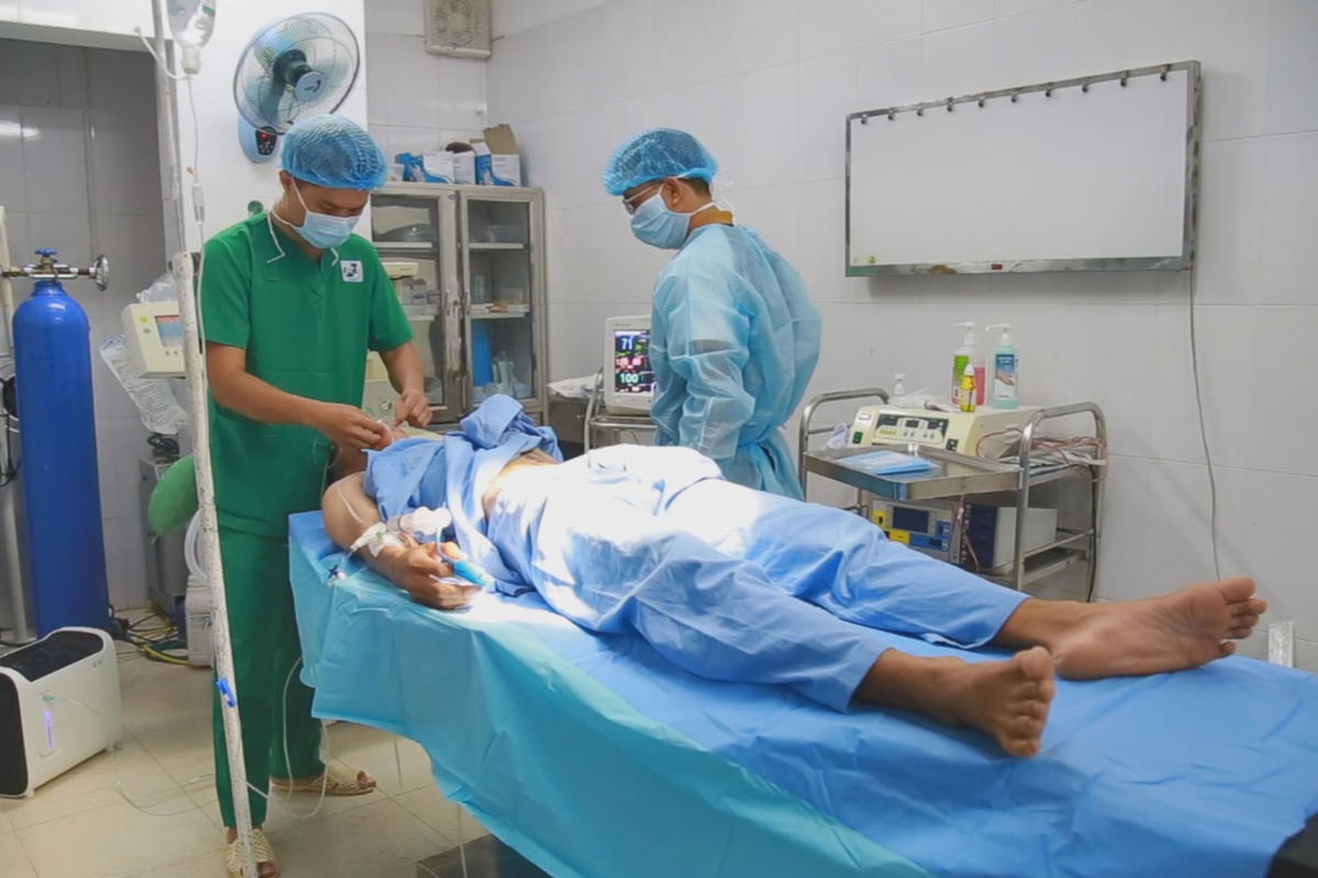 Quân y đảo Trường Sa, cấp cứu ngư dân bị viêm ruột thừa khi đánh bắt hải sản trên vùng biển.