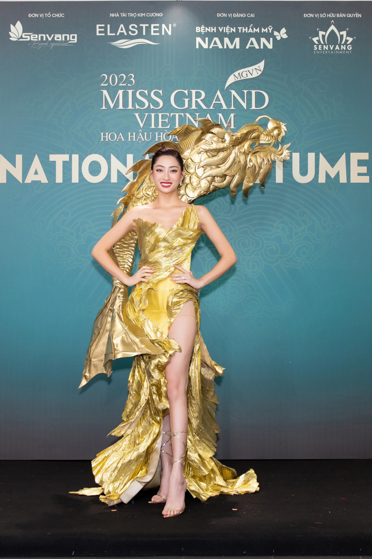 Hoa hậu Lương Thùy Linh chiếm "spotlight" khi mặc chiếc váy có hình rồng vàng, xuất hiện đầy quyền lực.