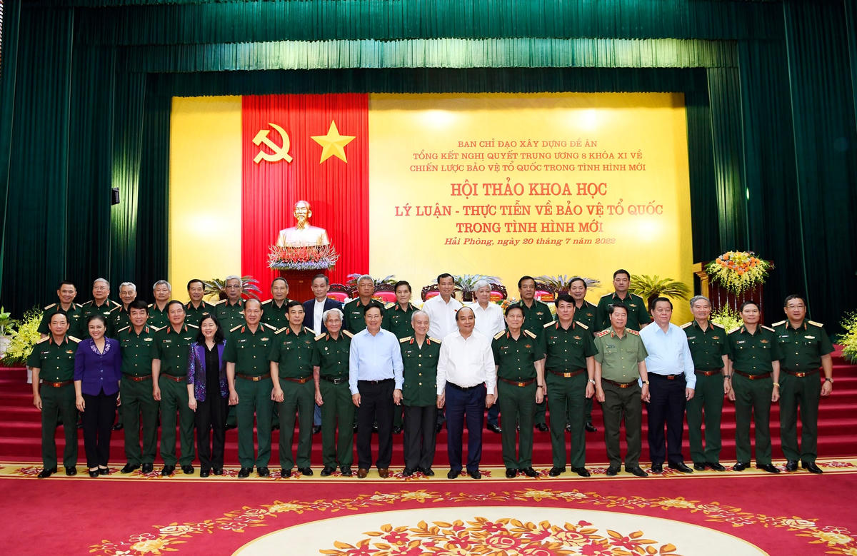 Các đại biểu chụp ảnh lưu niệm với Chủ tịch nước Nguyễn Xuân Phúc. Ảnh: Tuấn Huy.