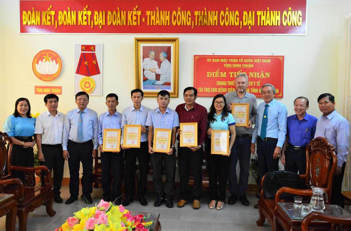 Ủy ban MTTQ Việt Nam tỉnh Ninh Thuận đã trao bảng Tấm lòng vàng cho các doanh nghiệp tích cực tham gia, ủng hộ trang thiết bị, vật tư y tế cho Bệnh viện Đa khoa tỉnh Ninh Thuận
