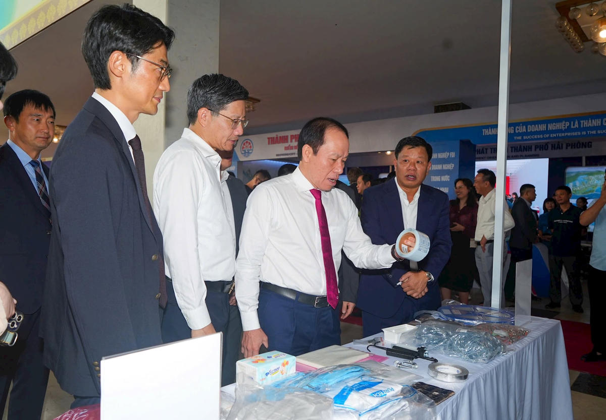 Bí thư Thành uỷ Hải Phòng Lê Tiến Châu cùng lãnh đạo TP tham quan các gian hàng trưng bày sản phẩm của doanh nghiệp. 